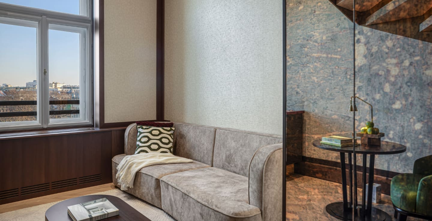 almanac palais vienna - almanac park suite - livingroom area - 1440px